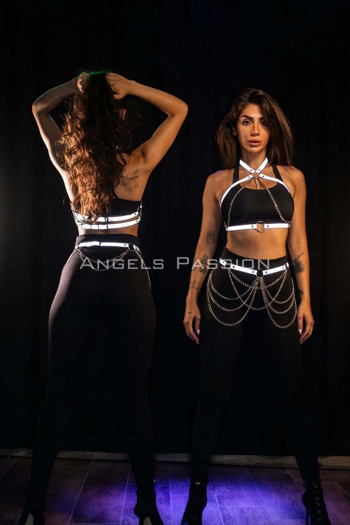 Gümüş zincir kalça örtüsü ve beyaz retro-reflektör şeritli siyah reflektör halter harness, ön ve arka görünüm