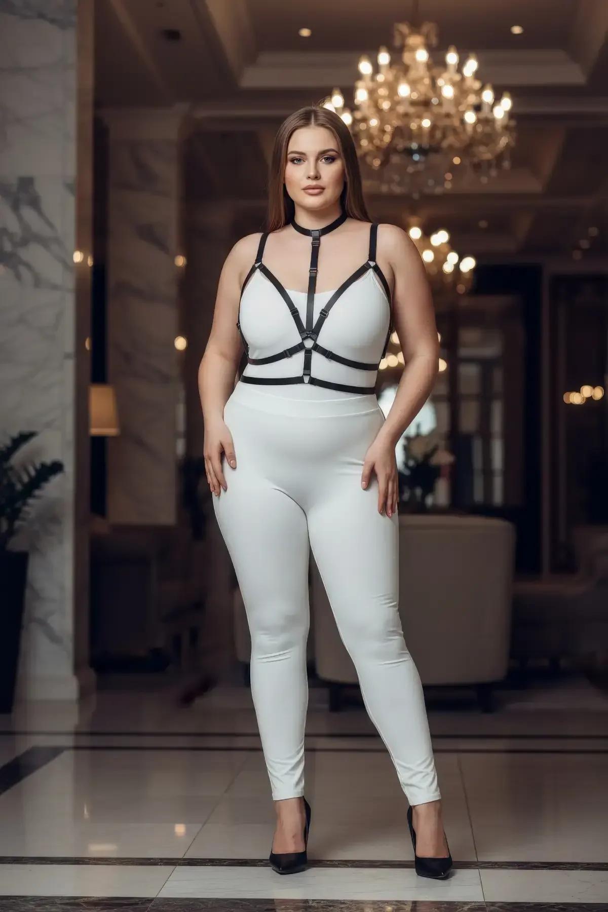 Dar beyaz üst üzerine katmanlı entegre çoker boyunluklu siyah bantlı vücut harness