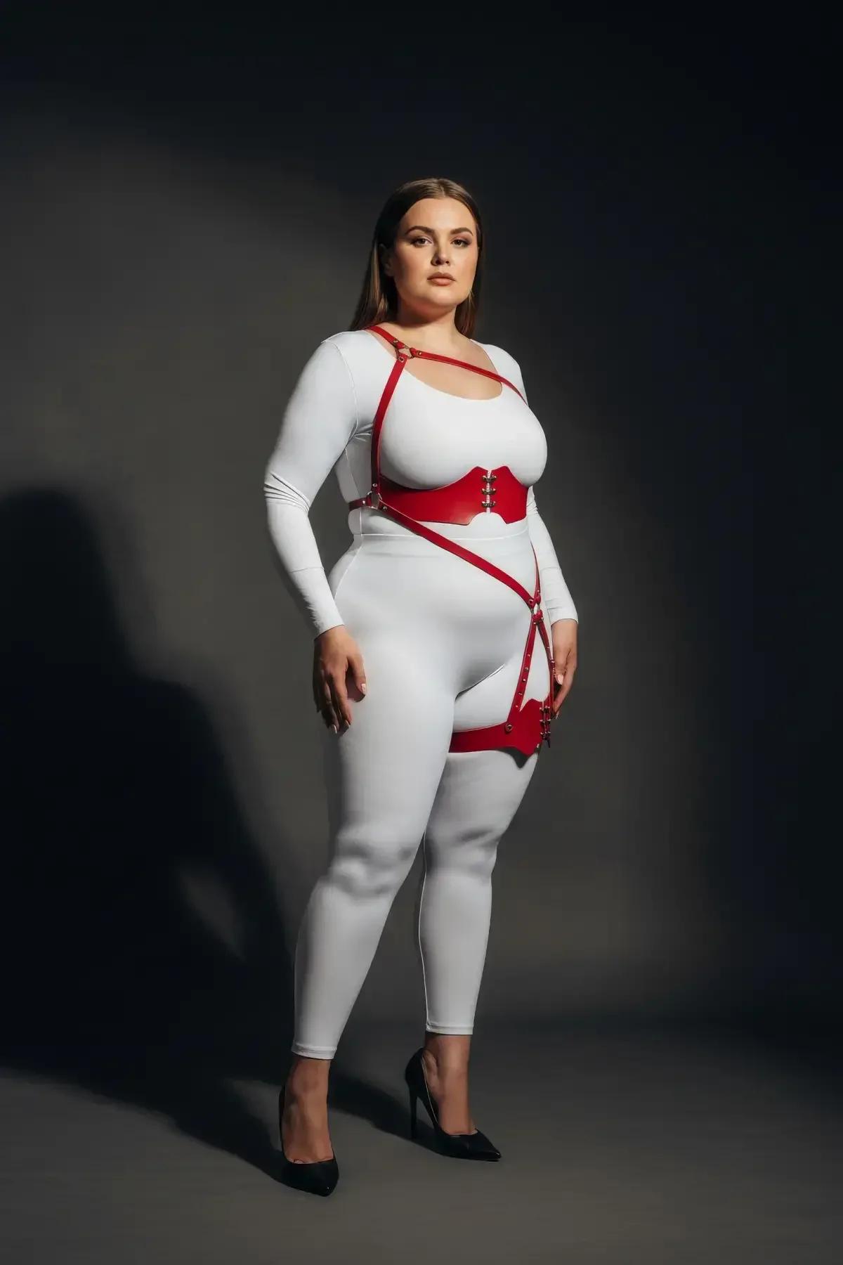 Diyagonal harness askısına bağlı gümüş ilik-zımba donanımlı kırmızı tarak uyluk manşeti
