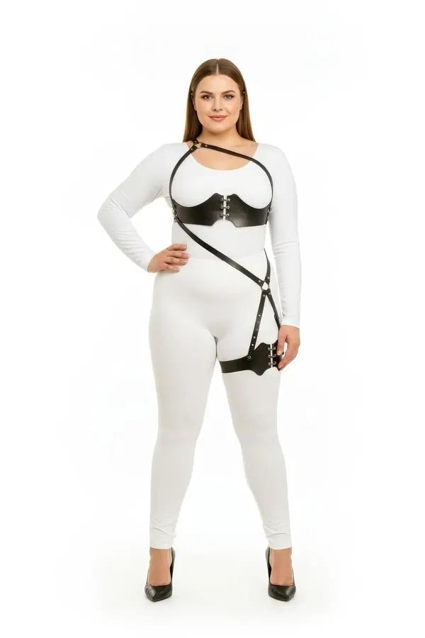 Uyluk askısı ve gümüş kanca kapamalarıyla büyük beden siyah suni deri korse vücut harness, beyaz dar üst üzerinde