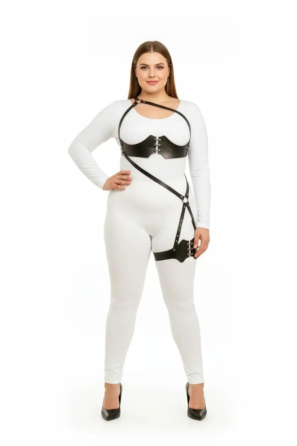 Uyluk askısı ve gümüş kanca kapamalarıyla büyük beden siyah suni deri korse vücut harness, beyaz dar üst üzerinde