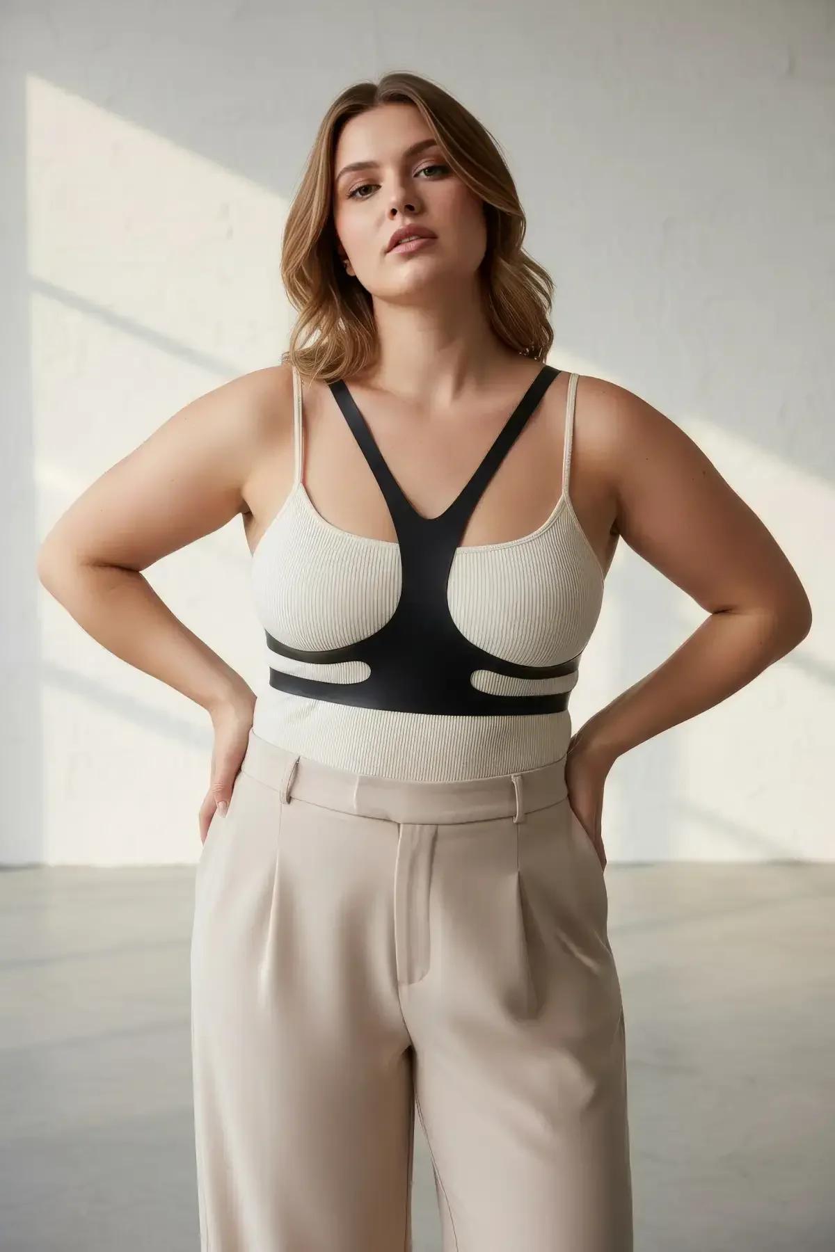Minimalist siyah göğüs harness katmanı Y-sırt askı yapısı arka görünüm