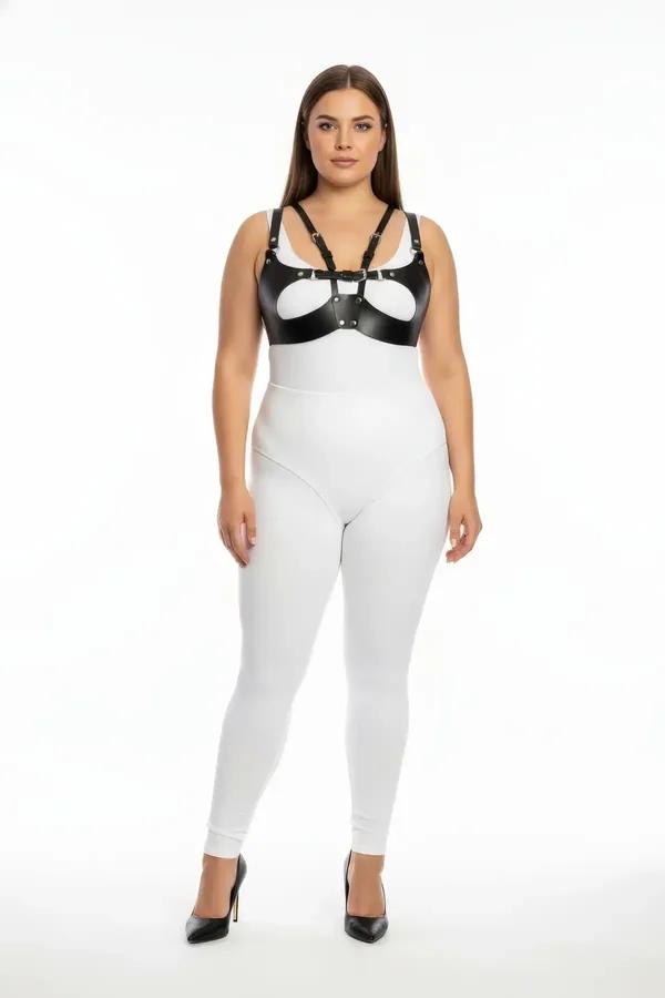 Gümüş O-halka merkezi detayı ve çok askılı ayarlanabilir çerçeveli siyah suni deri harness sütyen, beyaz bodysuit üzerinde