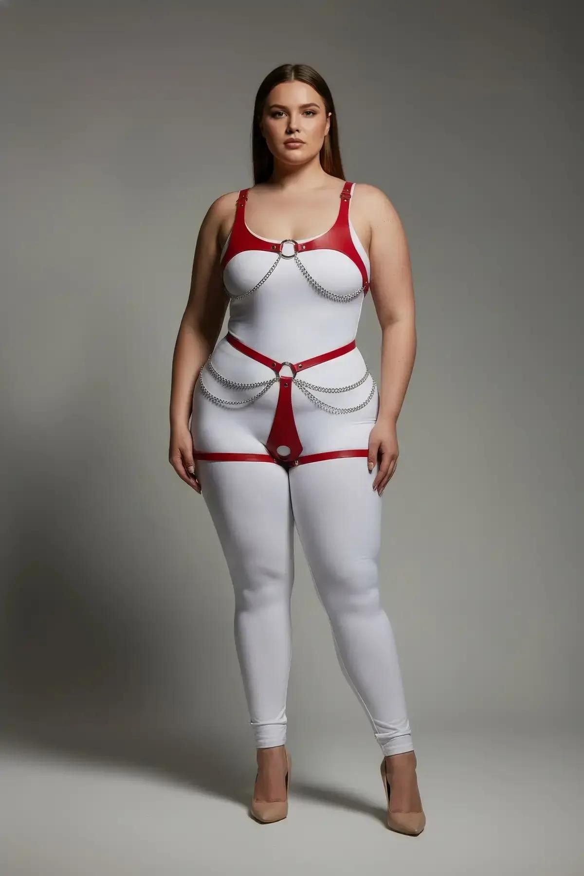 Artı beden modelde beyaz body üzerine giyilmiş gümüş O-halkalı ve sarkıtılmış zincirli kırmızı suni deri vücut harness