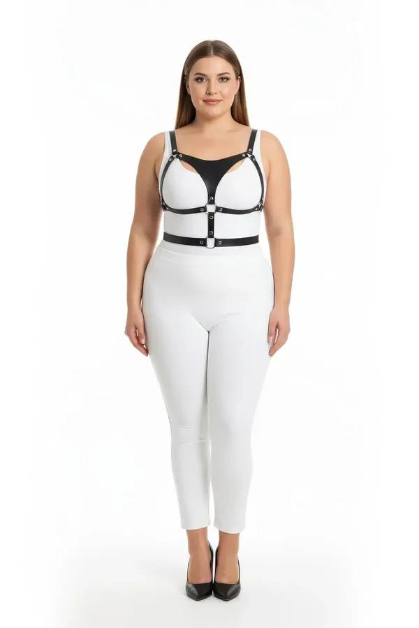 Gümüş O-halkalı siyah suni deri askılı vücut harness, beyaz kıyafet üzerinde büyük beden model