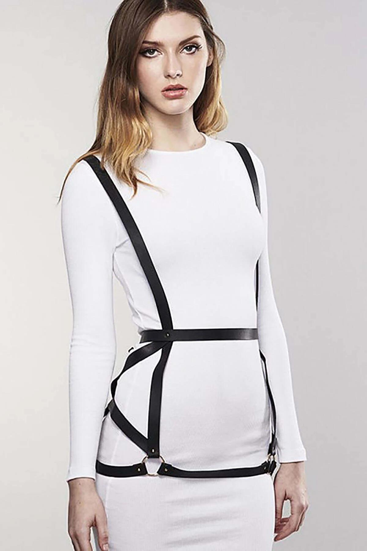 Bel kafes çerçevesi görünür siyah kolsuz bodysuit üzerine katmanlı siyah vücut harness