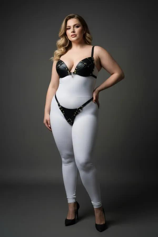 Altın tonlu O-halka ve yan toka donanımlı siyah suni deri zımbalı sütyen ve tanga harness seti