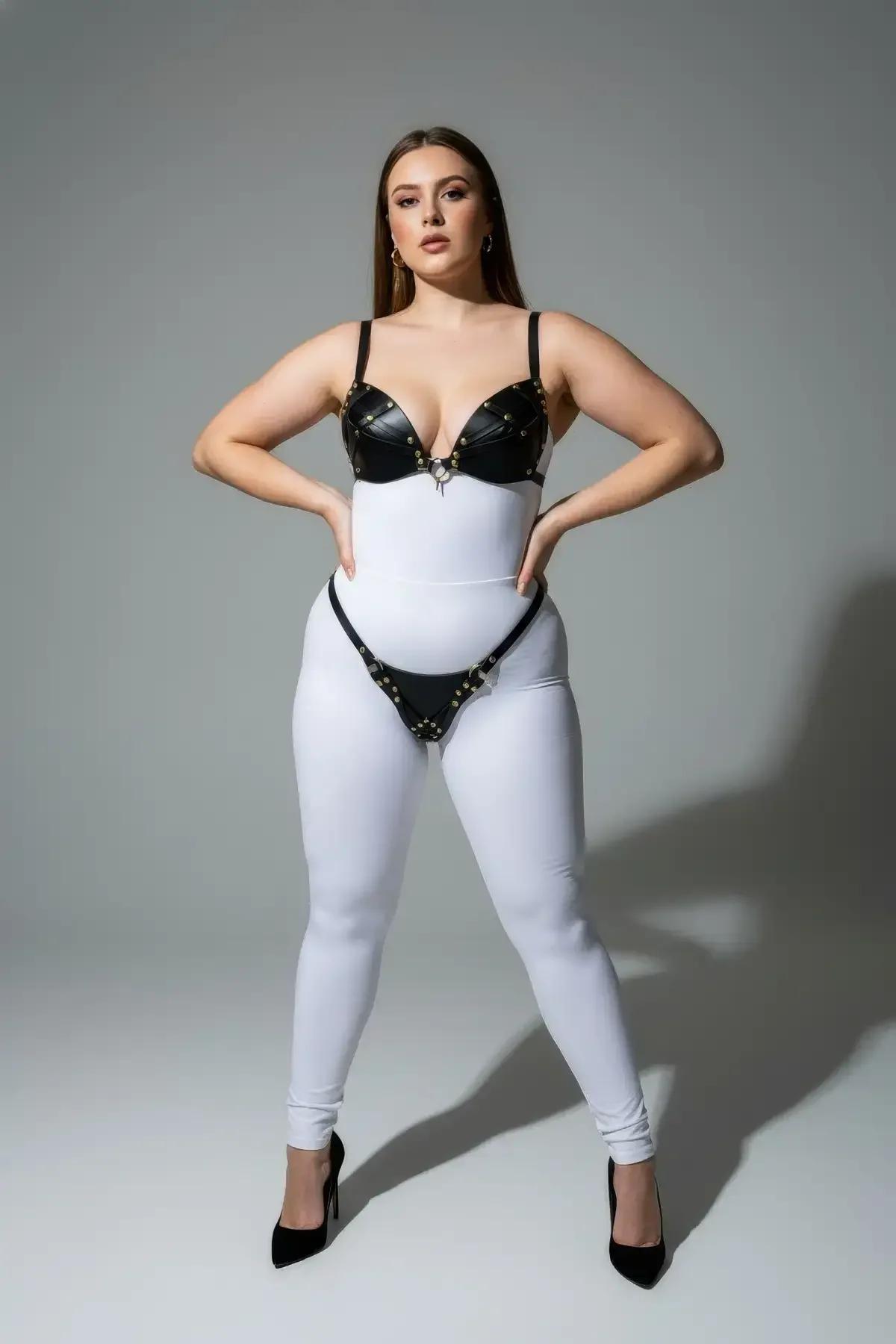 Kalça askısında altın toka yan kapamalı siyah suni deri tanga harness