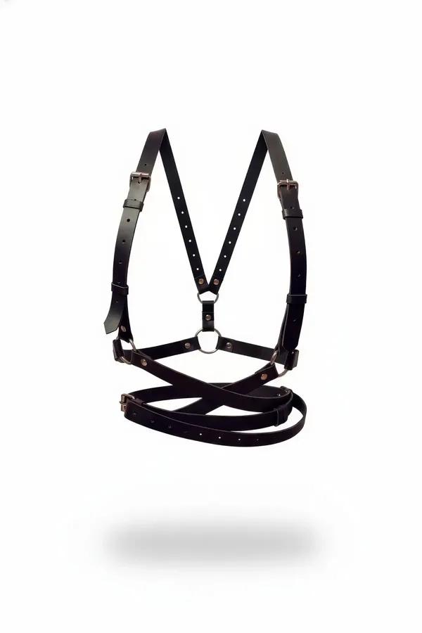 Siyah suni deri tam vücut harness - çapraz bel askısı, gümüş O-halka ve ayarlanabilir dikdörtgen toka, beyaz bodysuit