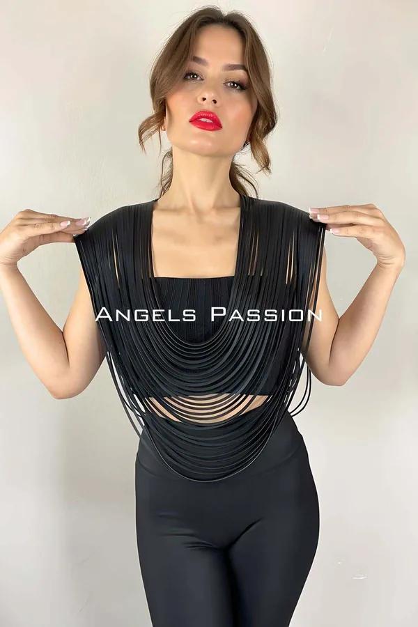Bodysuit üzerine giyilmiş kademeli mat saçaklarla siyah suni deri katmanlı püskül omuz harness, ön görünüm