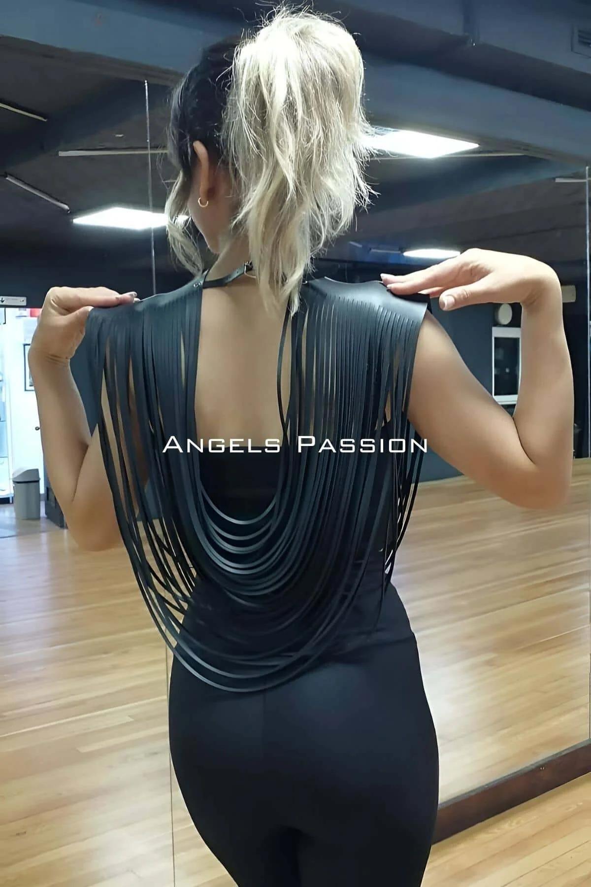 Siyah mat suni deri püskül harness geçirmeli boyunluk yapısının detay görüntüsü