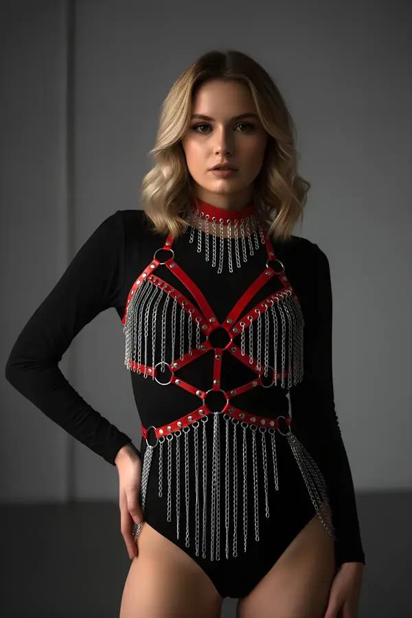 Kırmızı suni deri tam vücut harness, dökülen gümüş zincir püsküller ve eşleşen çoker, siyah bodysuit üzerinde
