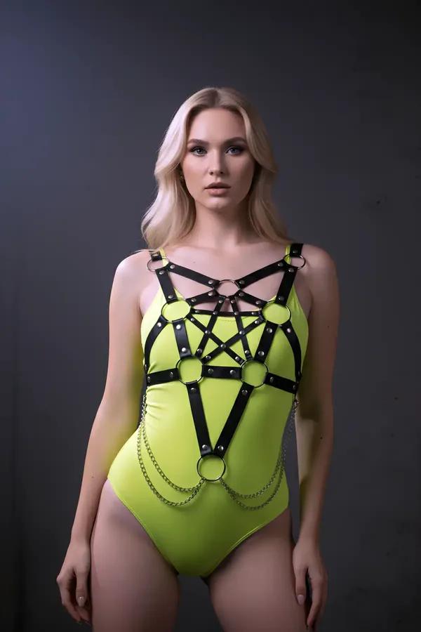 Yedi gümüş O-halka, zımba perçinler ve belde sarkıtılmış gümüş zincir detaylı siyah suni deri pentagram göğüs harness