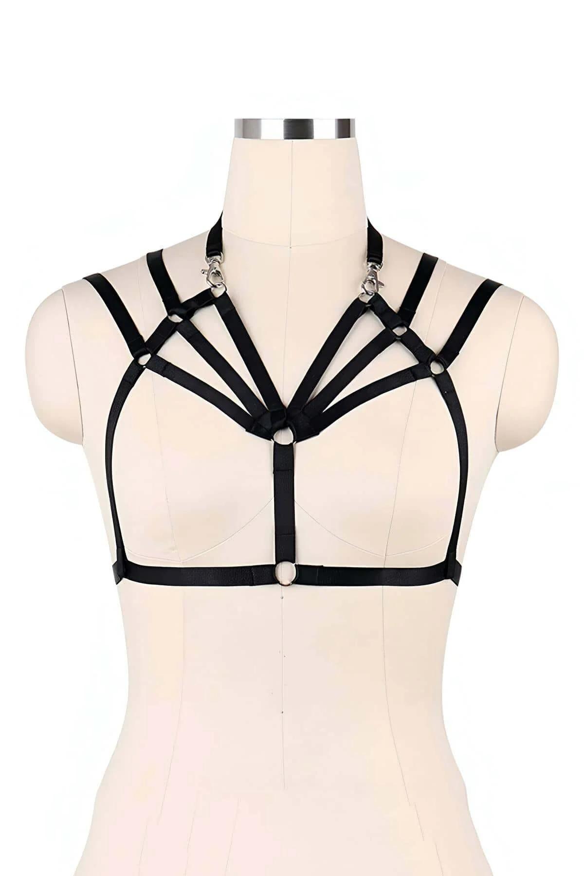 siyah üç askılı göğüs harness'ı ten rengi bralettin üstünde parti moda stili