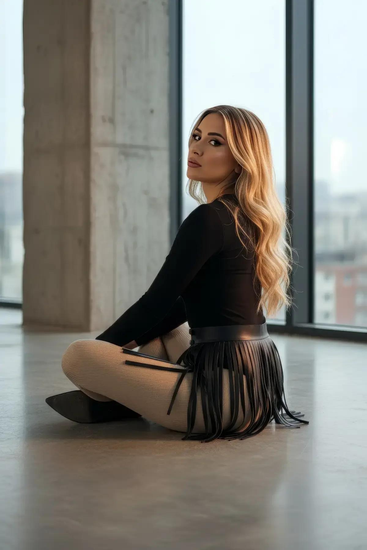 Siyah vegan deri mini etek püskül şeritleri yakın çekim, mat doku detayı