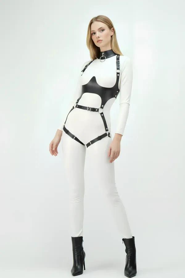 Siyah suni deri tam vücut harness, gümüş O-halka boyunluk, yapılandırılmış underbust panel, bel kemeri ve ayarlanabilir uyluk