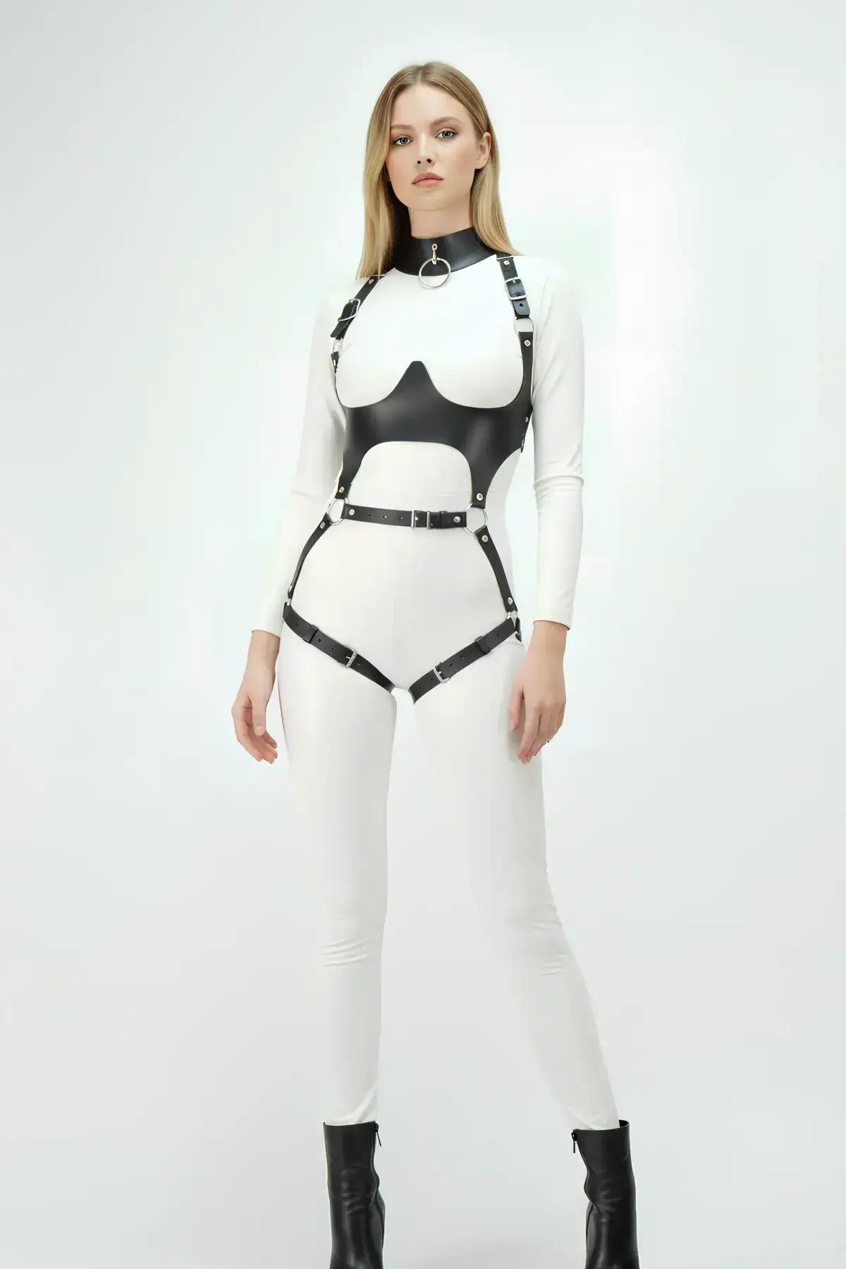 Tam vücut harness üzerinde siyah suni deri underbust panel ve gümüş iğne tokalu bel kemerinin yakın çekimi