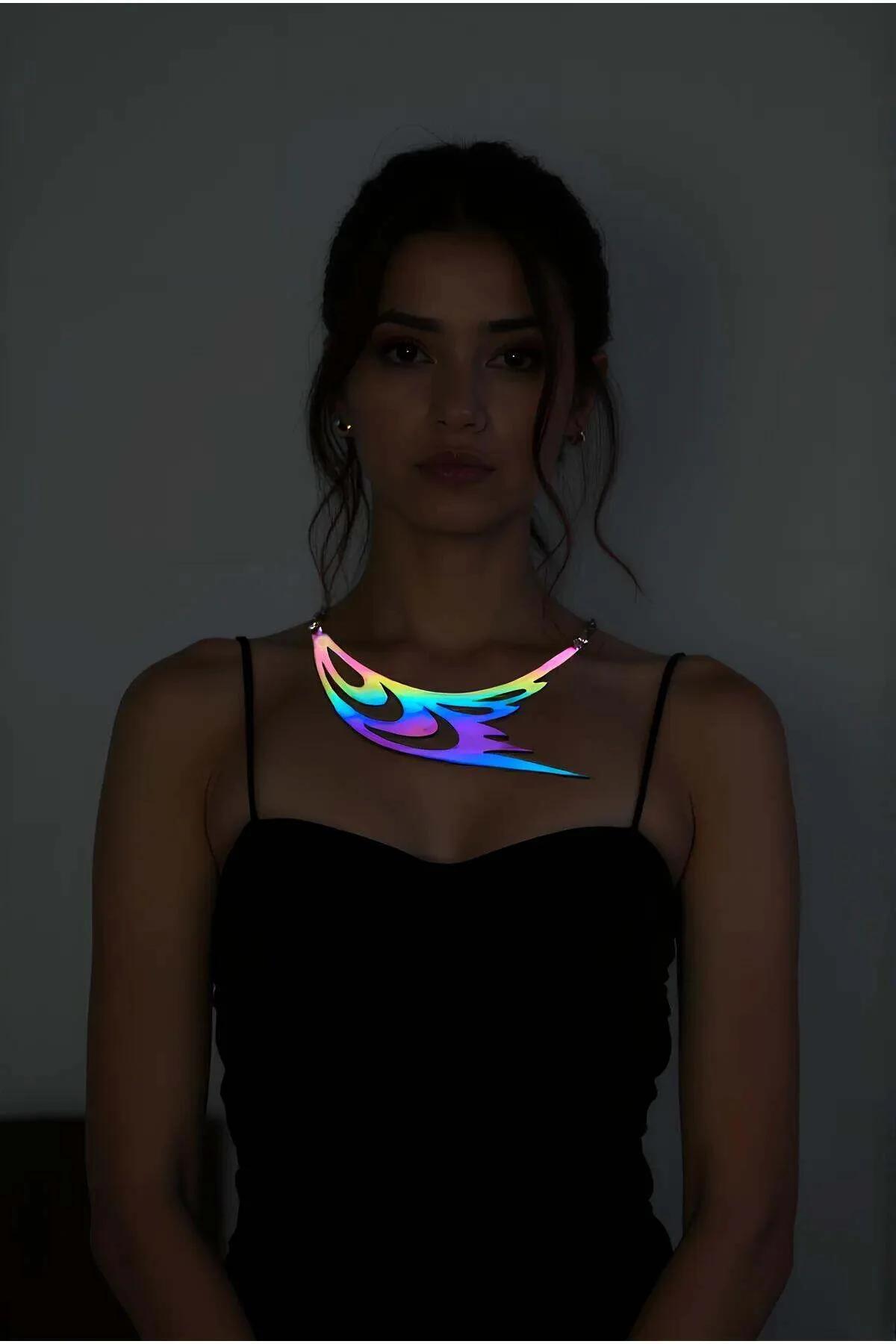 Rainbow reflektörlü choker kolye kuş kanadı ve göz lazer kesim motifi karanlıkta çok renkli yansıma