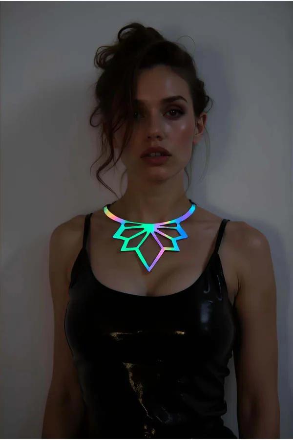 Siyah lateks üst karşısında camgöbeği-mor-altın renk kaymalı iridescent geometrik lazer kesim çoker