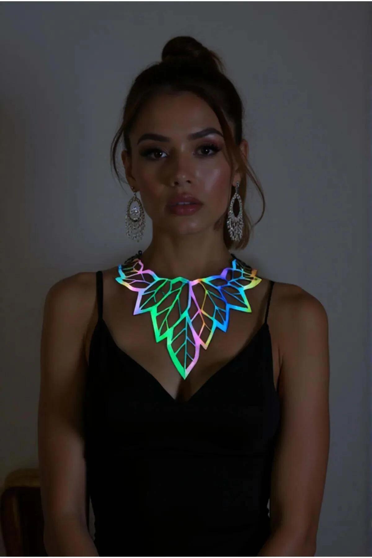 Siyah üst üzerinde köprücük kemiğinde takılan gökkuşağı reflektör akrilik panelli iridescent holografik yaprak çoker kolye