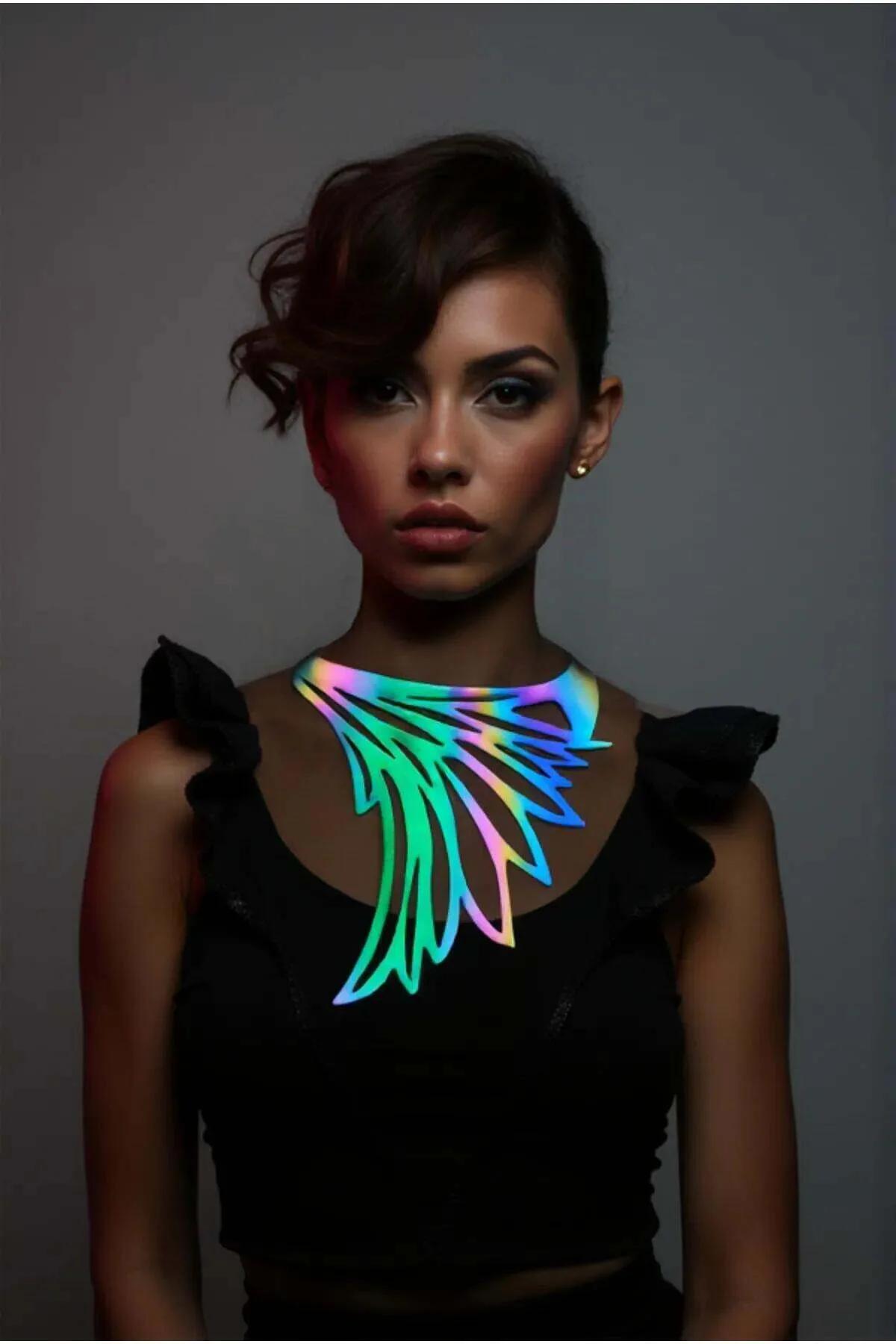 Siyah üst üzerinde köprücük kemiğinde gökkuşağı renk kaymalı iridescent holografik kanat çoker kolye