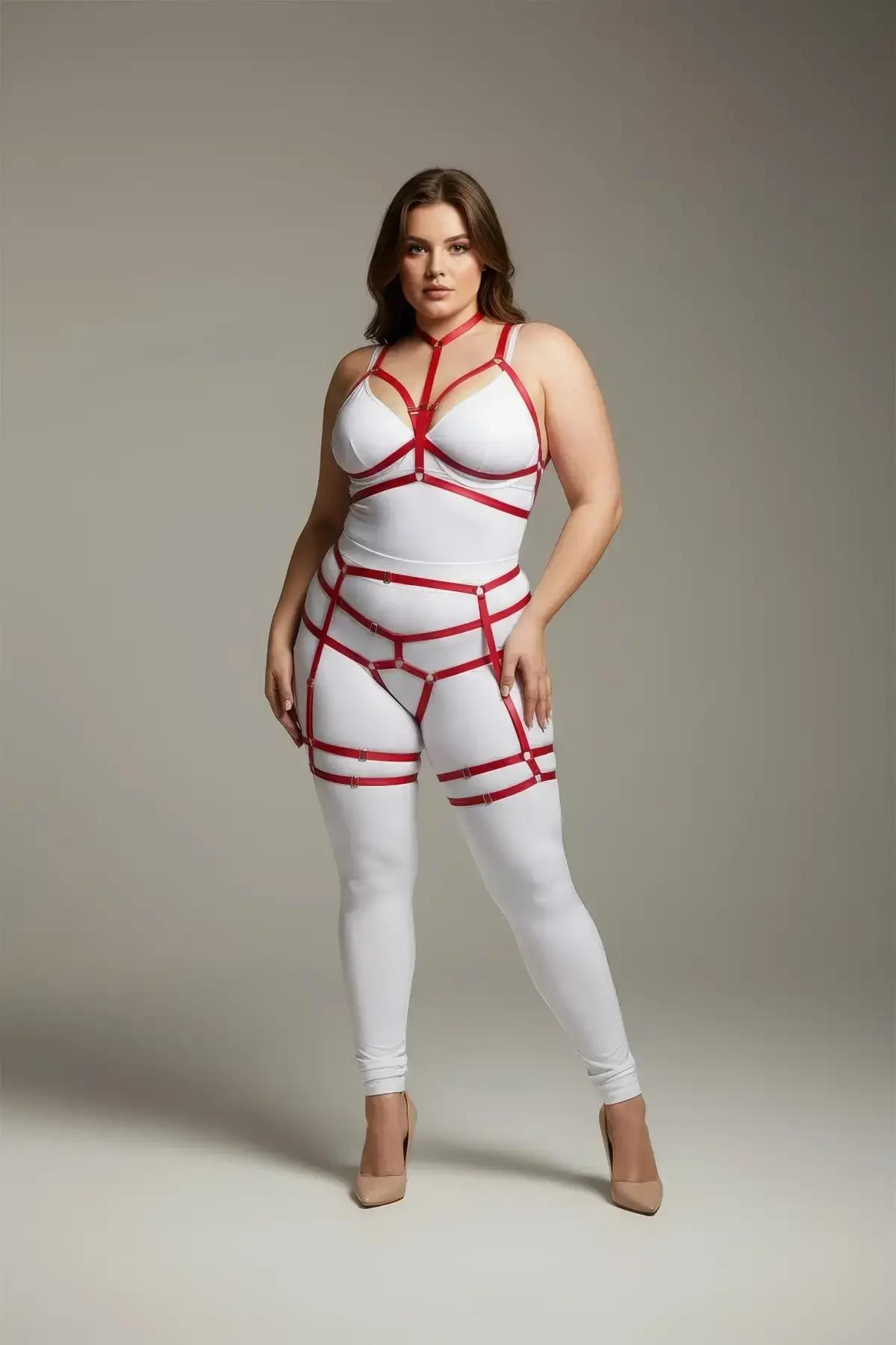 Artı beden modelde krom tokalı ayarlanabilir çift bacak jartiyer bantlı kırmızı askılı tam vücut harness