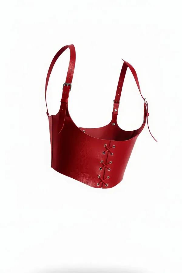 Kırmızı çakıl dokulu suni deri korse harness, gümüş halkalı bağcıklı ön ve ayarlanabilir tokalu omuz askıları