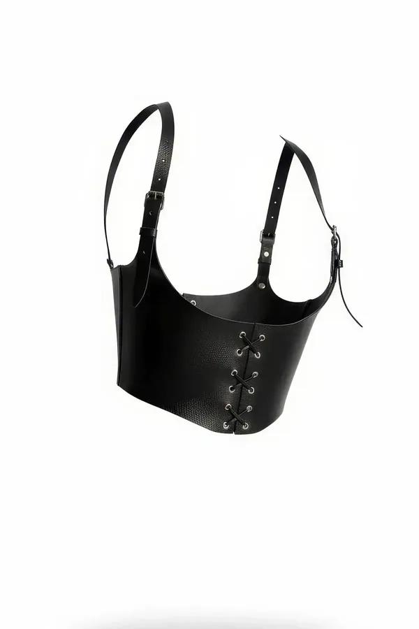 Siyah suni deri korse harness, gümüş halkalı bağcıklı ön panel ve ayarlanabilir omuz tokası askıları