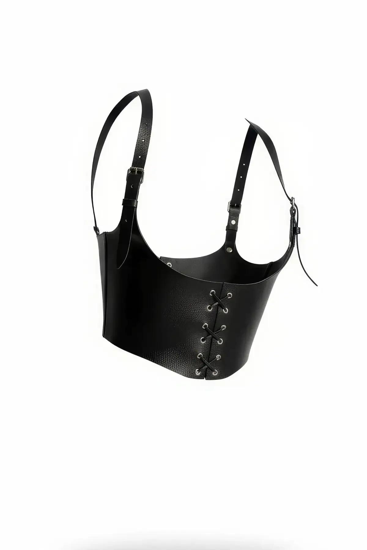 Siyah suni deri korse harness, gümüş halkalı bağcıklı ön panel ve ayarlanabilir omuz tokası askıları