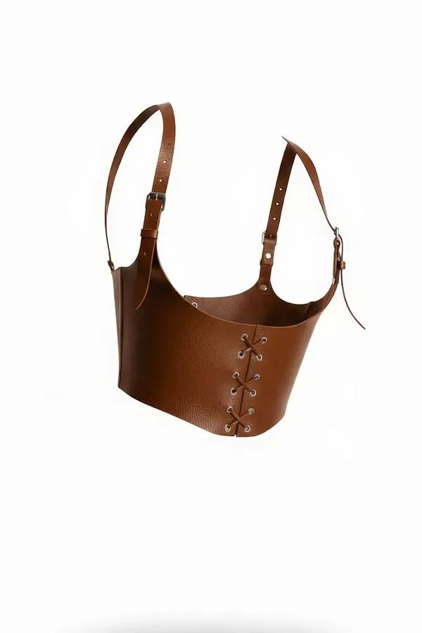 Kahverengi suni deri bağcıklı korse vücut harness, gümüş halkalı ön kapama ve ayarlanabilir omuz askıları