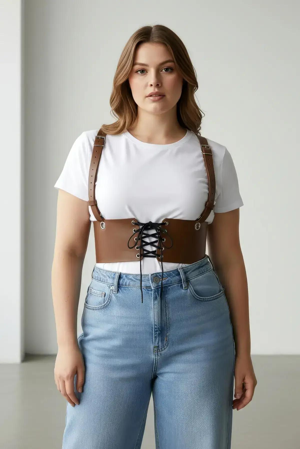 Konyak korse harness kemerindeki altı metal delikten geçirilmiş siyah bağcık kordon yakın çekim