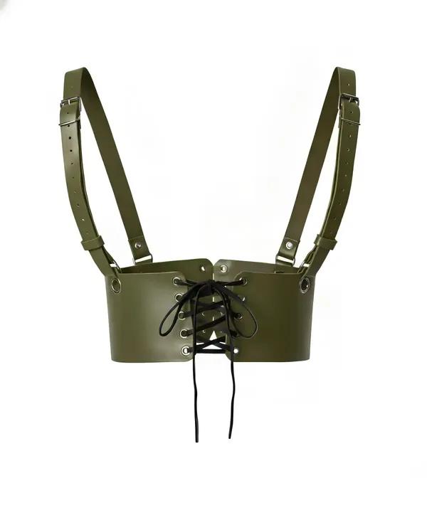siyah bağcıklı ön, gümüş rondelalar ve ayarlanabilir omuz askısı tokalarıyla zeytin suni deri underbust harness