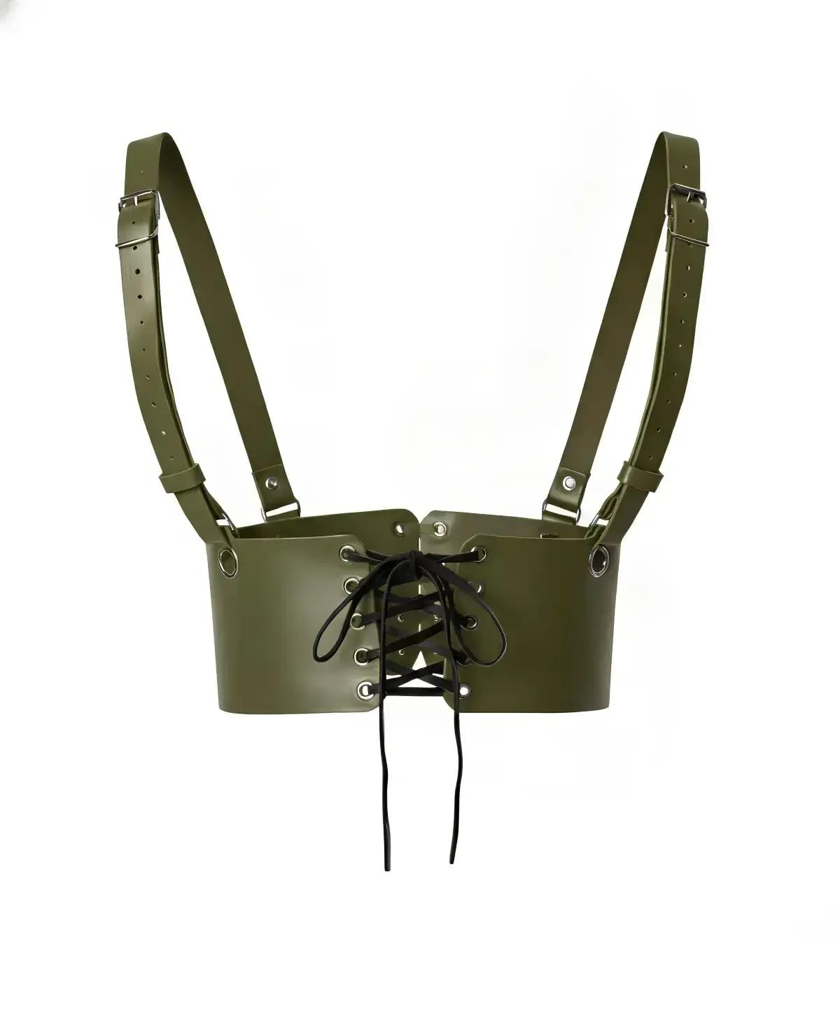 siyah bağcıklı ön, gümüş rondelalar ve ayarlanabilir omuz askısı tokalarıyla zeytin suni deri underbust harness