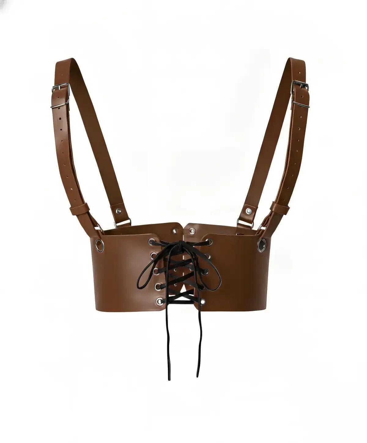 beyaz arka planda siyah bağcıklı ön, ayarlanabilir omuz askıları ve gümüş donanımlı kahverengi suni deri underbust korse harness