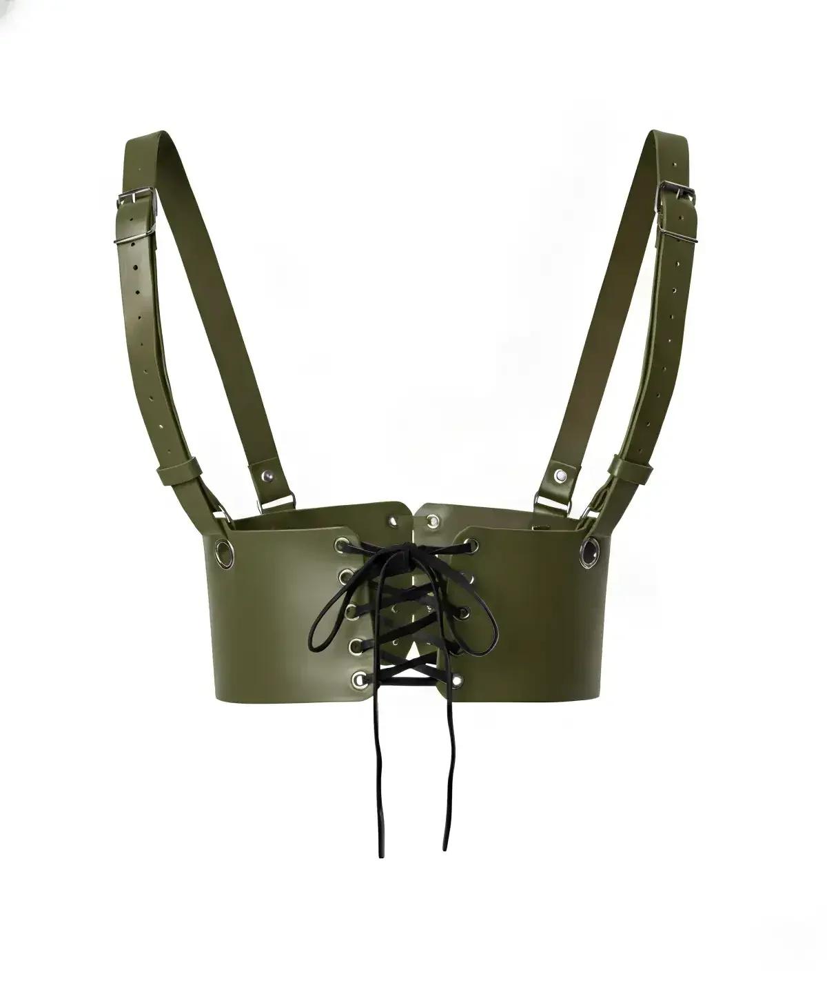 Zeytinyağı yeşili suni deri underbust harness, siyah bağcıklı ön detay ve gümüş halkalar, beyaz arka plan