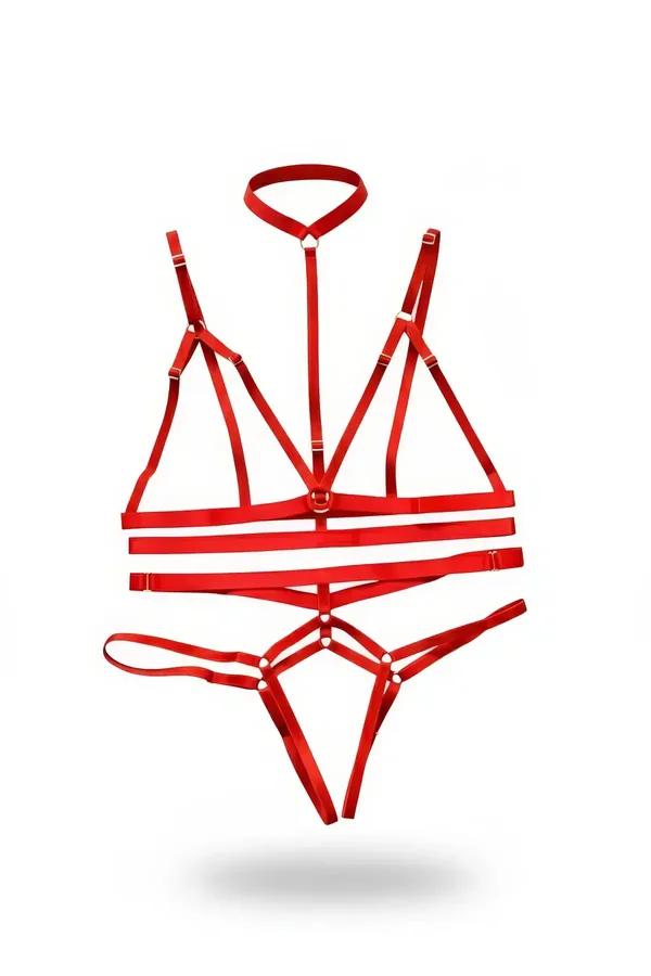 çoker boyun bandı, üçgen sütyen, çift underbust bantları ve eşleşen askılı parçalarıyla kırmızı O-halka harness iç çamaşırı seti