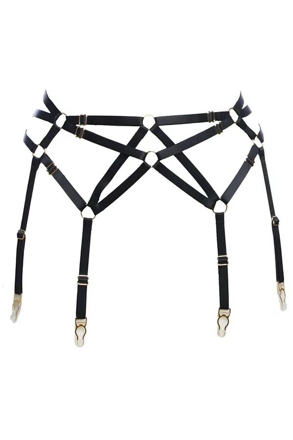 Geometrik çapraz askı deseninde altın O-halka aksanlar ve dört metal çorap klipsli siyah askılı jartiyer harness
