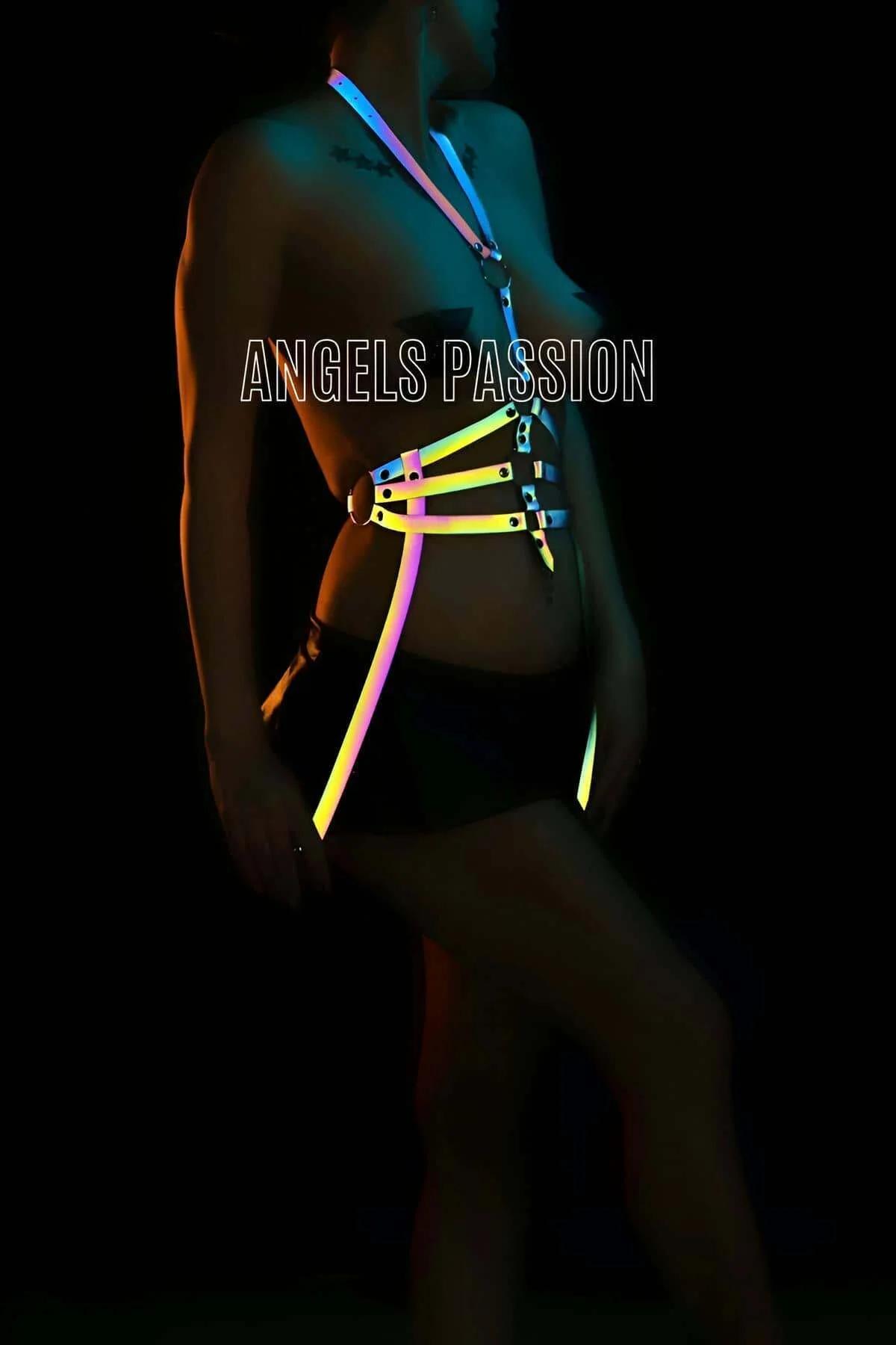 Gökkuşağı harness halter boyun askısı ense bağlama detayı neon ışık altında