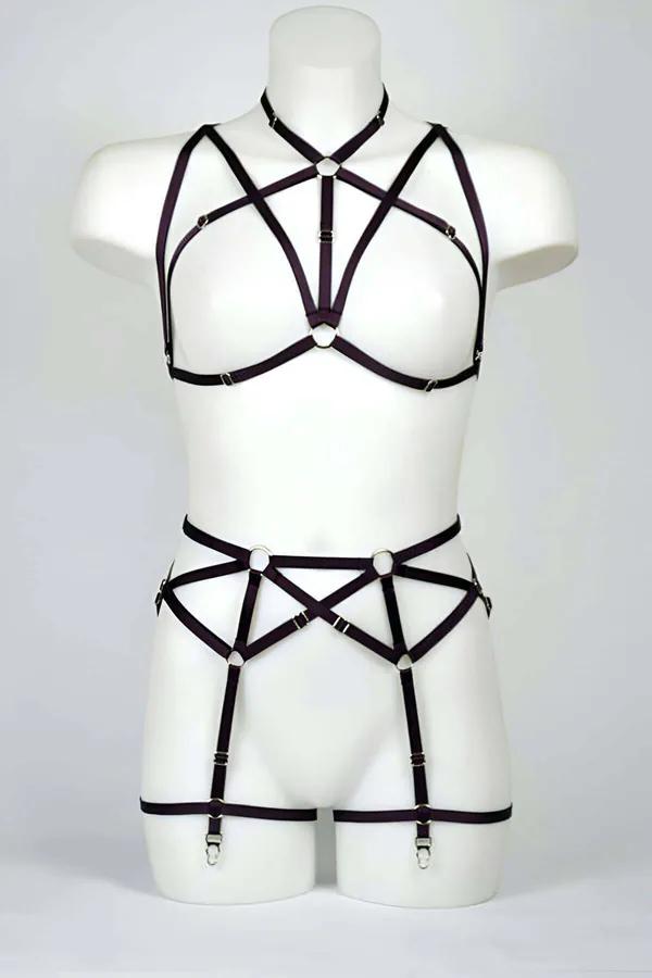 gümüş O-halkalar ve dört jartiyer klipsli mor elastik pentagram harness sütyen ve jartiyer kemeri seti manken üzerinde