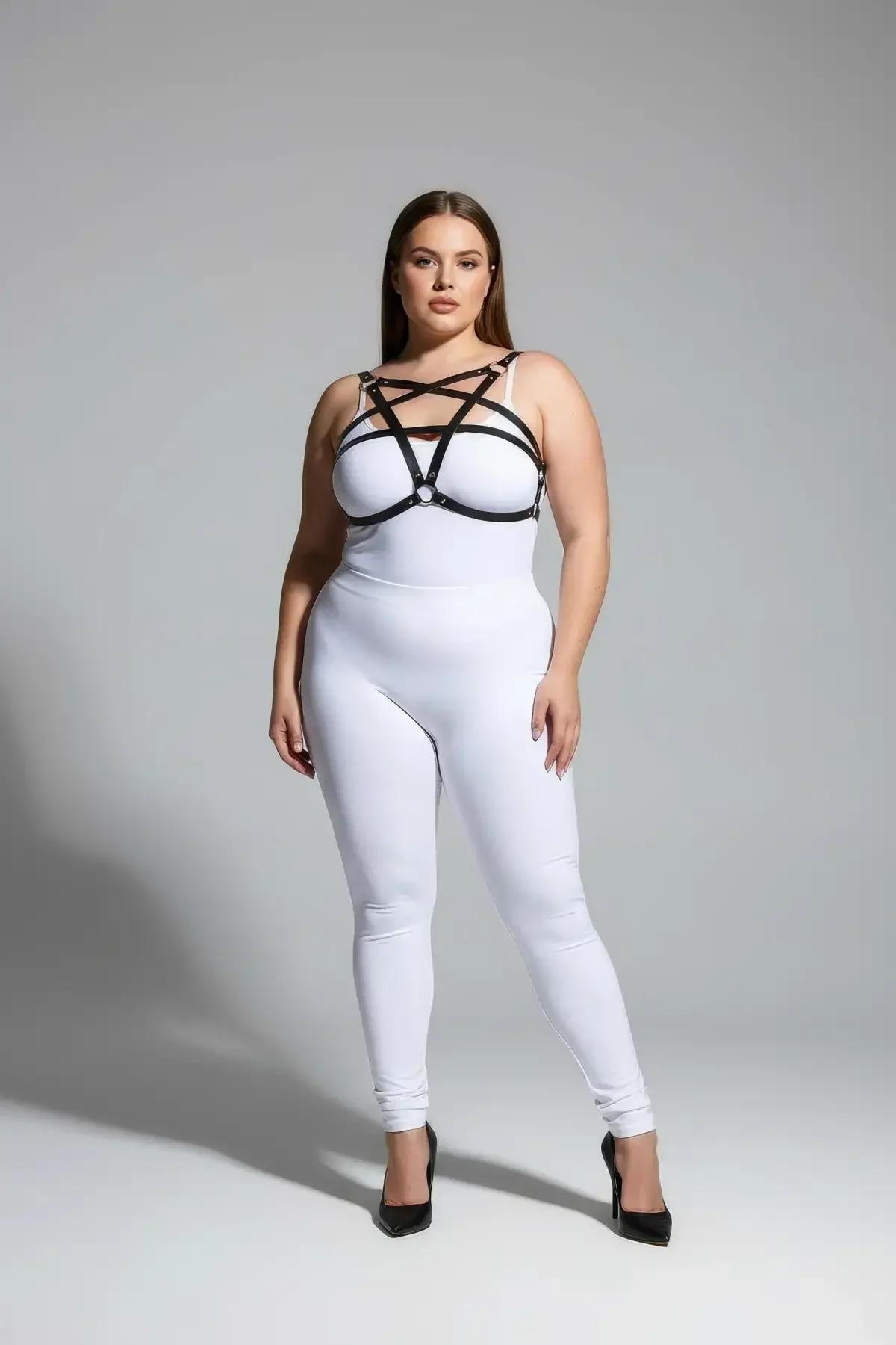 Kaydırmalı tokalı ayarlanabilir omuz askılı siyah yıldız harness, mat suni deri detaylı