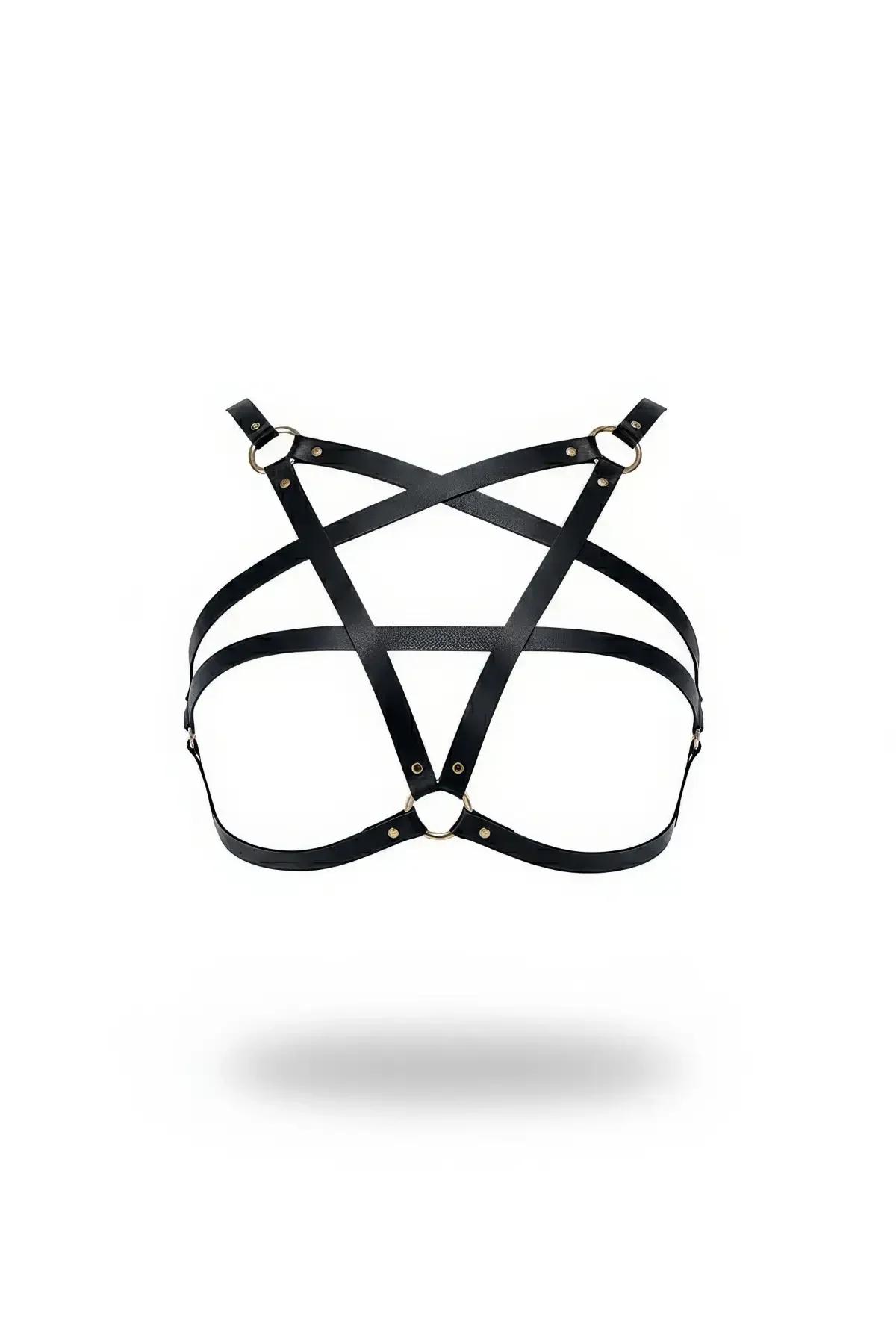 beyaz arka planda pentagram askı tasarımı ve altın tonlu O-halkalı siyah suni deri yıldız göğüs harness