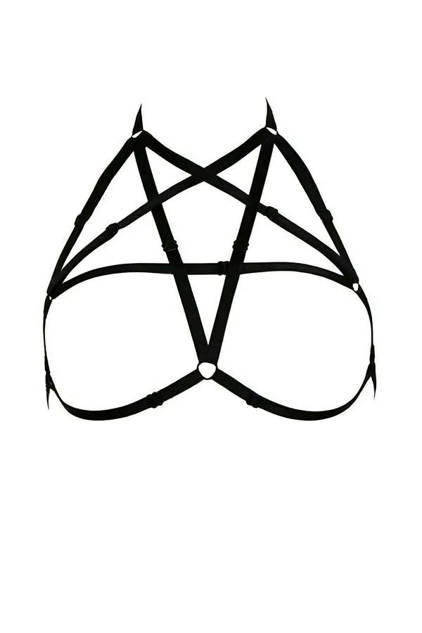 Gümüş O-halka merkezi ve sürgülü ayar tokalı siyah elastik pentagram göğüs harness, beyaz zeminde düz serili