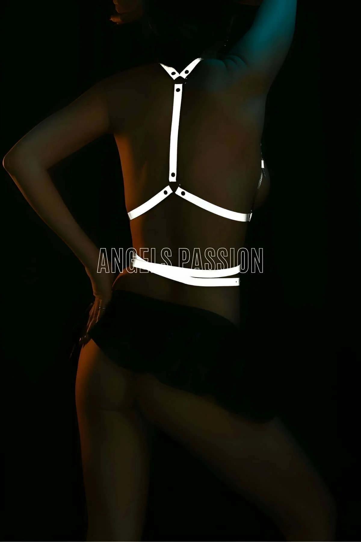 Ön gövde açısından görülen beyaz reflektör harness bağlamalı boyunluk göğüs askısı konfigürasyonu