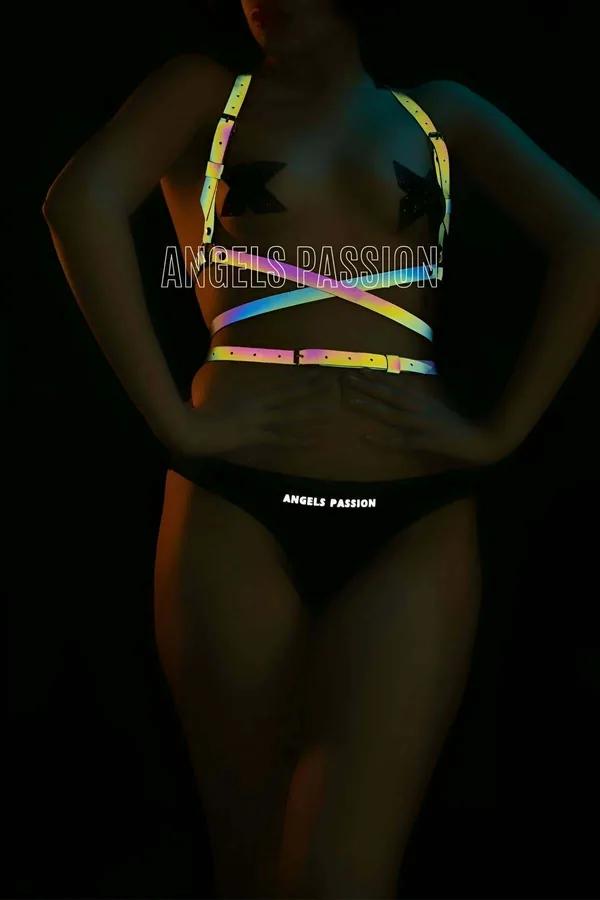 Karanlık aydınlatmada altın, pembe ve yeşilimsi parlayan holografik suni deri askılı gökkuşağı reflektör çoklu askılı vücut harness