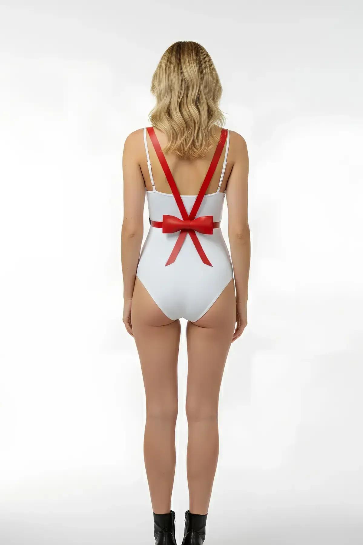 ön bant ve tokayı gösteren beyaz bodysuit üzerinde kırmızı suni deri bel harness