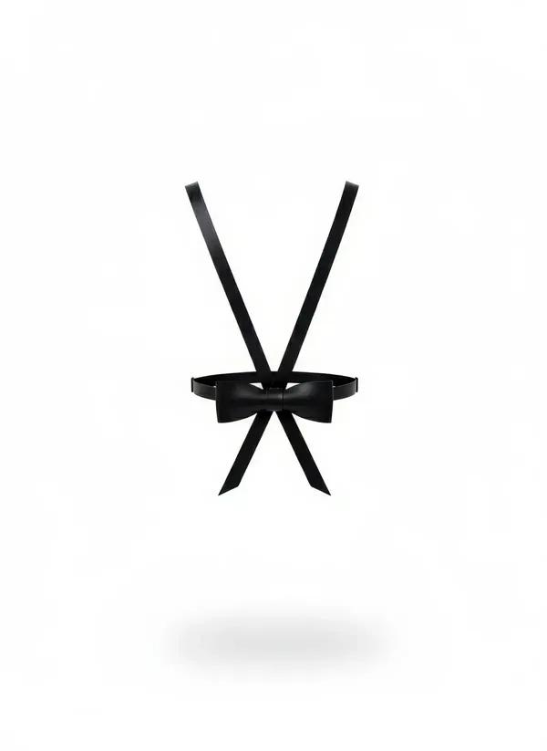 beyaz arka planda çapraz ön askılarla siyah vegan deri papyon bel ve omuz harness