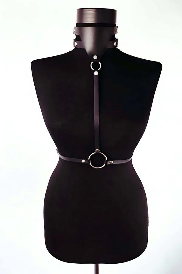siyah suni deri choker harness gümüş O-halka bel bandı önden görünüm manken üzerinde