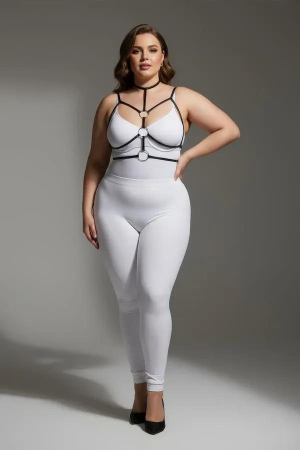 Çift rose-gold O-halkalı ve entegre çoker boyun askılı siyah suni deri bantlı vücut harness, beyaz üst üzerinde