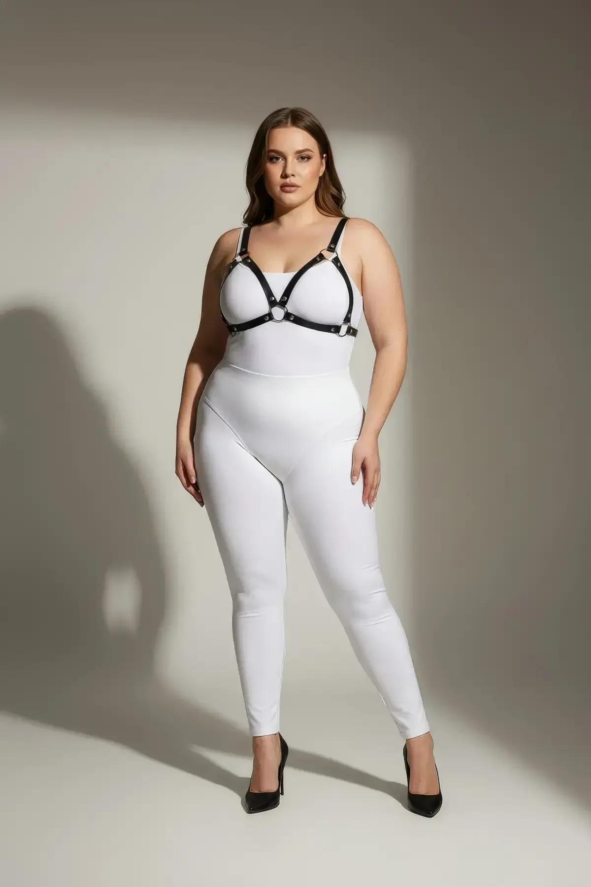 Beyaz bodysuit üzerine giyilen gümüş O-halka merkez detaylı siyah suni deri vücut harness