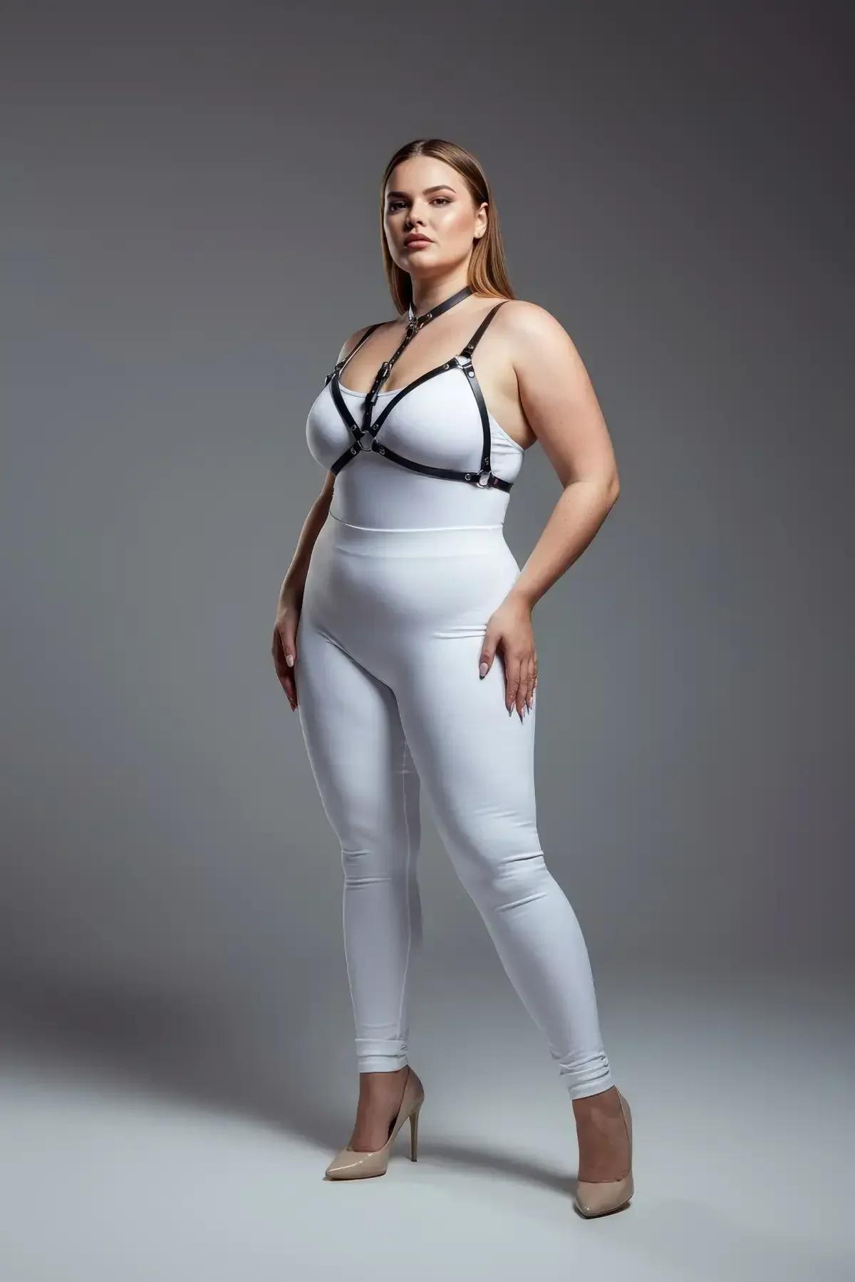 Beyaz kıyafet üzerine giyilen gümüş O-halkalı siyah suni deri bantlı vücut harness, boyunluktan bele geometrik kafes tasarım